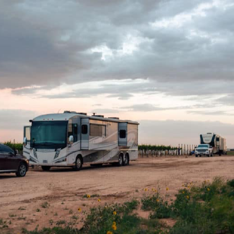 RV campers by Oswald Vineyard enjoying the vineyard and sunset